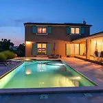 Desire For 10 People In Istria With Private 53 M2 Pool And Pet Friendly ヴィラ Juršići
